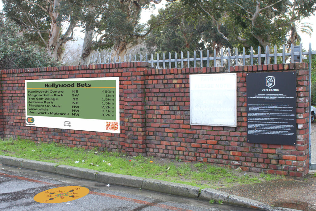 Kenilworth wayfinder signage - Racecourse - branding
